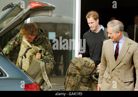 Le prince Harry quitte le terminal des départs à RAF Brize Norton, dans l'Oxfordshire, avec son père, le prince de Galles et son frère, le prince William, à son retour d'Afghanistan. Banque D'Images