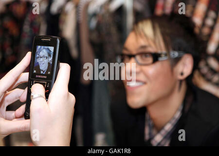 La célébrité styliste et présentateur de télévision GOK WAN visite 'New look' au centre commercial Bluewater pour faire plus de gagnants de concours, Kent. Banque D'Images