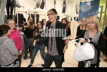 La célébrité styliste et présentateur de télévision GOK WAN visite « New look » au centre commercial Bluewater pour faire plus de gagnants de concours, Kent. Banque D'Images