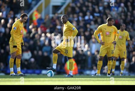 Football - Barclays Premier League - Birmingham City / Tottenham Hotspur - St Andrews.Les joueurs de Tottenham Hotspur se tiennent dans le cercle central après que Mikael Forssell de Birmingham City ait inscrit son premier but de côté du jeu Banque D'Images