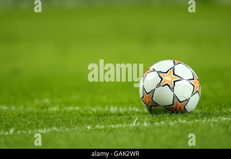 Football - UEFA Champions League - Premier Knockout Round - second Leg - Manchester United / Olympique Lyonnais - Old Trafford. Ballon de match de la ligue des champions Banque D'Images