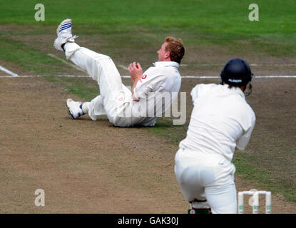 Paul Collingwood, en Angleterre, prend le ballon de son propre bowling pour licencier Mathew Sinclair de Nouvelle-Zélande pour 8 courses pendant le 1er test à Seddon Park, Hamilton, Nouvelle-Zélande. Banque D'Images