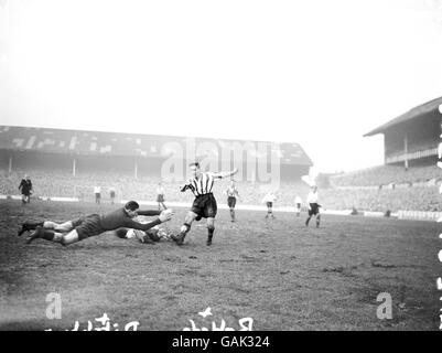 (G-D) le gardien de but Tottenham Hotspur Ted Ditchburn plonge aux pieds De George Robledo de Newcastle United Banque D'Images