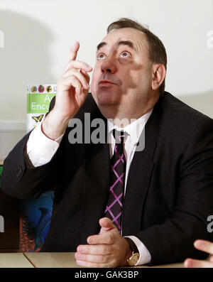 Alex Salmond visites autism centre Banque D'Images