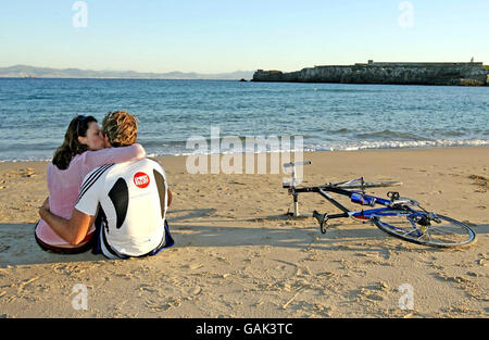 James Cracknell avec sa femme Beverley Turner assis sur la plage après son arrivée à Tarifa, en Espagne, avant sa tentative de natation avec le comédien David Walliams, à travers le détroit de Gibraltar de l'Espagne au Maroc pour le Sport relief. Banque D'Images