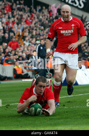 Shane Williams au pays de Galles a fait un essai contre l'Irlande lors du match des RBS 6 Nations à Croke Park, Dublin. Banque D'Images