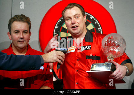 Le gagnant John part est interviewé après la finale comme gagnant-gagnant Phil Taylor regarde Banque D'Images