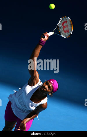 Serena Williams aux États-Unis en action lors de son match contre la Chine Meng Yuan le troisième jour de l'Open d'Australie Banque D'Images