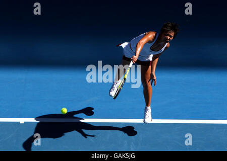 Meng Yuan de Chine en action pendant son match contre les États-Unis Serena Williams le troisième jour de l'Open d'Australie Banque D'Images