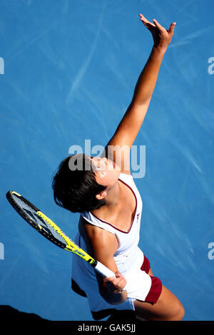 Meng Yuan de Chine en action pendant son match contre les États-Unis Serena Williams le troisième jour de l'Open d'Australie Banque D'Images