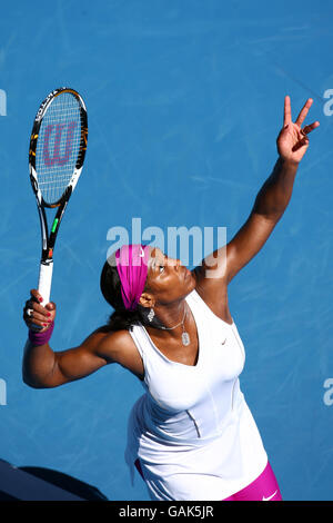 Tennis - Open d'Australie 2008 - jour 3 - Melbourne et parcs olympiques.Serena Williams aux États-Unis en action pendant son match contre Meng Yuan en Chine le troisième jour de l'Open d'Australie Banque D'Images