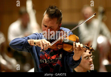 Nigel Kennedy se présentant avec l'Orchestre philharmonique royal, lors des répétitions du Concerto pour violon d'Elgar, en amont de leur concert, au Royal Festival Hall de Londres. Banque D'Images