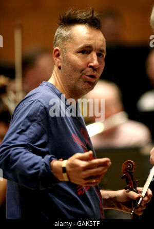 Nigel Kennedy se présentant avec l'Orchestre philharmonique royal, lors des répétitions du Concerto pour violon d'Elgar, en amont de leur concert, au Royal Festival Hall de Londres. Banque D'Images