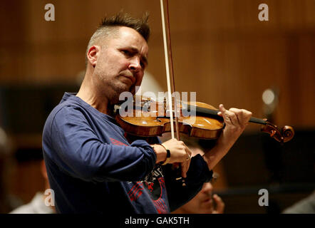 Nigel Kennedy se présentant avec l'Orchestre philharmonique royal, lors des répétitions du Concerto pour violon d'Elgar, en amont de leur concert, au Royal Festival Hall de Londres. Banque D'Images