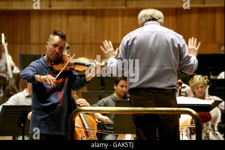 Nigel Kennedy effectue avec le Royal Philharmonic Orchestra - London Banque D'Images