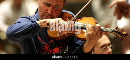 Nigel Kennedy effectue avec le Royal Philharmonic Orchestra - London Banque D'Images