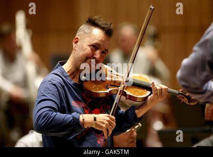 Nigel Kennedy se présentant avec l'Orchestre philharmonique royal, lors des répétitions du Concerto pour violon d'Elgar, en amont de leur concert, au Royal Festival Hall de Londres. Banque D'Images