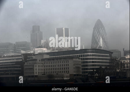 Scènes sur et autour du Tower Bridge de Londres, dans le brouillard tôt le matin. Banque D'Images