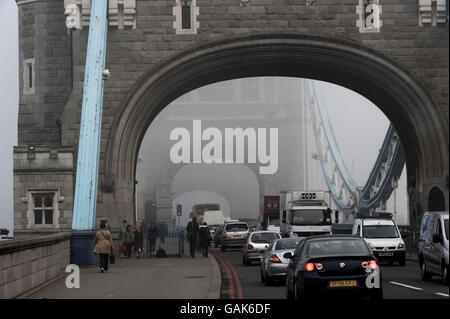 Scènes sur et autour du Tower Bridge de Londres, dans le brouillard tôt le matin. Banque D'Images