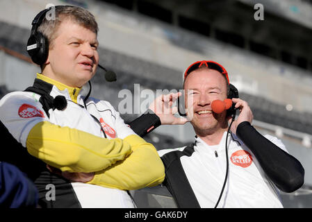 L'ancien capitaine de football de l'Angleterre Alan Shearer et le présentateur de télévision Adrian Chales sont interviewés avant qu'ils ne prennent leur route de 355 km entre le St. James's Park de Newcastle United et Londres, pour aider à recueillir de l'argent pour le Sport relief, à Newcastle. Banque D'Images