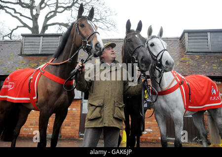 L'entraîneur Paul Nicholls avec son trio de coupe d'or Cheltenham Kauto Star (à gauche), Denman (au centre) et Neptune Collonges dans ses écuries de Ditcheat, Shepton Mallet, Somerset. Banque D'Images