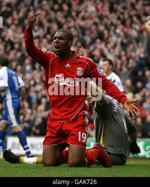 Les gestes de Ryan Babel de Liverpool après son effort sont exclus pour offenser. Football - Barclays Premier League - Liverpool v Reading - Anfield. Banque D'Images