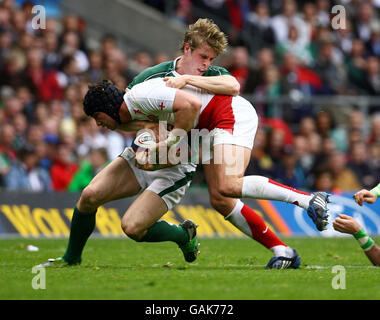 Rugby Union - RBS 6 Nations Championship 2008 - Angleterre / Irlande - Twickenham.Le Danny Cipriani d'Angleterre est défié par Andrew Trimble d'Irlande lors du match des RBS 6 Nations à Twickenham, Londres. Banque D'Images