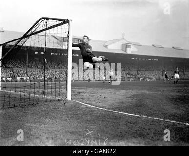 Ronnie Simpson, gardien de but de Newcastle United, couvre son poste sifflets de balle larges Banque D'Images