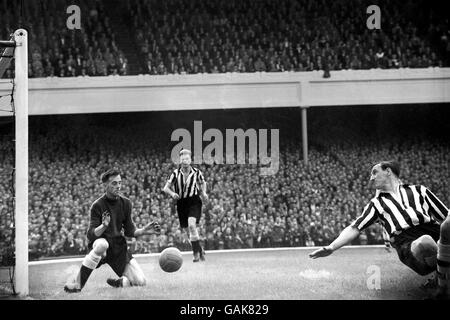 Alf McMichael (c) et Frank Brennan (r) de Newcastle United On comme gardien de but Ronnie Simpson (l) fait une économie à son post proche Banque D'Images