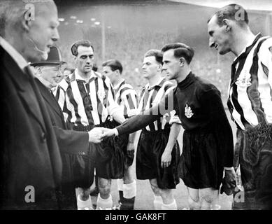 Le Premier ministre Winston Churchill (deuxième l) tremble les mains avec le gardien de but de Newcastle United Ronnie Simpson (deuxième r), le capitaine Joe Harvey (c) présente le PM à son équipe avant le match Banque D'Images