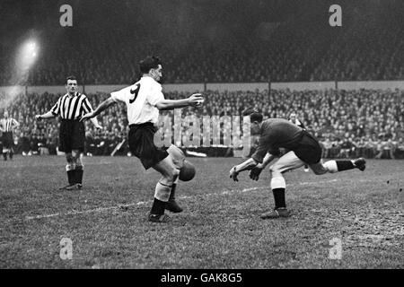 Ronnie Simpson (r), gardien de but de Newcastle United, se précipite de lui But pour défier Bobby Smith de Tottenham Hotspur (l) Banque D'Images