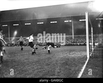 Ronnie Simpson (r), gardien de but de Newcastle United, se précipite de lui But pour défier Bobby Smith de Tottenham Hotspur (l) Banque D'Images