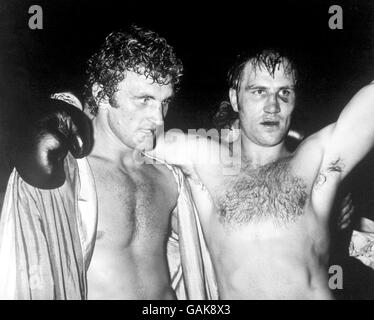 Boxe - Championnat d'Europe, du Commonwealth et du Royaume-Uni de poids lourd - Joe Bugner contre Jack Bodell.Jack Bodell (r) met son bras autour d'une coquille choqué Joe Bugner (l) après avoir pointé le champion pour prendre les trois titres Banque D'Images