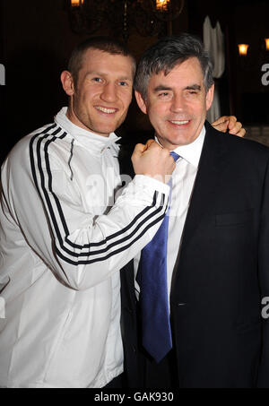 Le Premier ministre britannique Gordon Brown (à droite) avec le membre de l'équipe de boxe olympique britannique Tony Jeffries de Sunderland, lors d'une réception au bureau privé du Premier ministre au Parlement, dans le centre de Londres. Banque D'Images