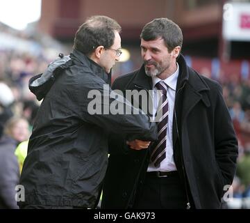 Martin O'Neill, directeur de la Villa Aston (à gauche) et Roy, directeur de Sunderland Keane secouer les mains avant de démarrer Banque D'Images