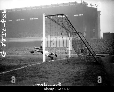 Football - FA Cup - Sixième série Replay - Arsenal / West Bromwich Albion.Le gardien de but de West Bromwich Albion Jimmy Sanders plonge pour faire une économie du bout des doigts Banque D'Images