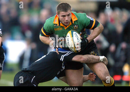 Rugby Union - Powergen Cup - quart de finale - Bath contre Northampton Saints.Mike Catt, de Bath, s'attaque à Ben Cohen, de Northampton Saints Banque D'Images