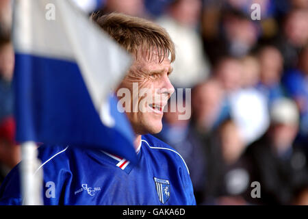 Football - coupe AXA FA - quatrième tour - Gillingham / Leeds United.Andy Hessenthaler, joueur/directeur de Gillingham, se prépare à prendre un coup de pied de coin pendant le match contre Leeds United Banque D'Images