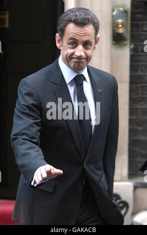 Le président français Nicolas Sarkozy quitte 10 Downing Street, Londres. Banque D'Images