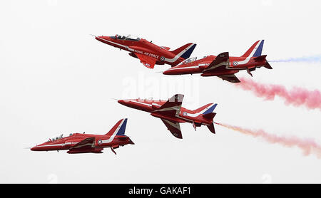 Les flèches rouges effectuent leur première pratique d'exposition de 2008 dans le ciel au-dessus de leur base de RAF Scampton dans le Lincolnshire. Banque D'Images