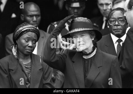 Lady Soames, veuve de Lord Soames, à son mari funéraire à All Saints Croch, Odiham avec Robert Mugabe (à droite) et son épouse Sally Mugabe.Lord Soames, ancien gouverneur de la Rhodésie, a aidé Mugabe au début de l'indépendance de son pays. Banque D'Images
