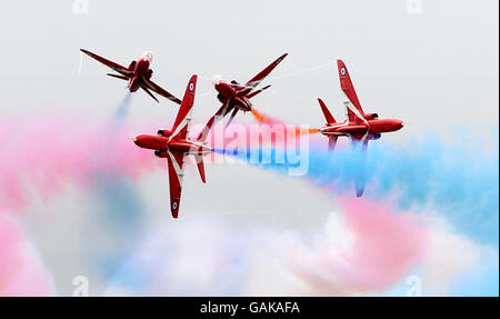 Les flèches rouges effectuent leur première pratique d'exposition de 2008 dans le ciel au-dessus de leur base de RAF Scampton dans le Lincolnshire. Banque D'Images