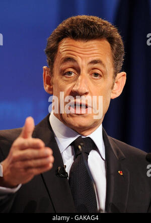 Le président français Nicolas Sarkozy lors d’une conférence de presse conjointe avec le Premier ministre Gordon Brown (non représenté) au stade Emirates de Londres. Banque D'Images