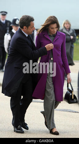 Le président français Nicolas Sarkozy et sa femme Carla Bruni arrivent à Greenwich dans le cadre de leur visite d'État. Banque D'Images
