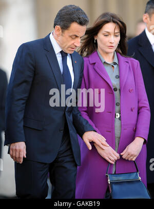 Le président Nicholas Sarkozy et son épouse, Madame Carla Bruni-Sarkozy quittent aujourd'hui l'ancien Collège naval de Greenwich, à Londres, après avoir présenté la Légion d'Honneur à Dame Ellen MacArthur. Banque D'Images