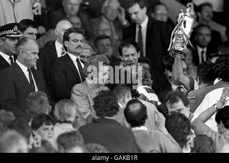 Scottish Soccer - Scottish Cup - final - Celtic v Dundee United - Hampden Park.Le Premier ministre, Mme Margaret Thatcher, présente la coupe Scottish FA au Celtic Banque D'Images