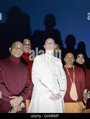 Les Monks hindous, dirigé par Gauri Das (blanc), président du Temple de Bhaktivedanta Manor à Watford, arrivent au siège de la RSPCA à Horsham, dans le Sussex Ouest pour remettre des documents juridiques à John Rolls, directeur de la promotion du bien-être animal de la RSPCA au siège de la RSPCA à Horsham, dans le Sussex Ouest. Banque D'Images