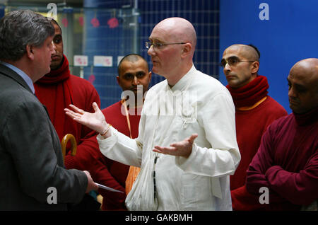 Les Monks hindous, dirigé par Gauri Das (blanc), président du Temple de Bhaktivedanta Manor à Watford, arrivent au siège de la RSPCA à Horsham, dans le Sussex Ouest pour remettre des documents juridiques à John Rolls, directeur de la promotion du bien-être animal de la RSPCA au siège de la RSPCA à Horsham, dans le Sussex Ouest. Banque D'Images