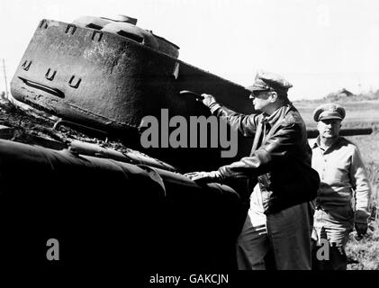 Le général de l'armée Douglas MacArthur, commandant en chef des forces des Nations Unies en corée, examine un char nord-coréen battu laissé derrière lui par un ennemi en retraite quelque part près du front coréen. Banque D'Images