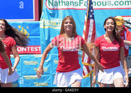 New York City, United States. Le 04 juillet, 2016. Nathan's Famous cheerleaders effectuer. Huit fois la célèbre Nathan Quatrième de juillet Hot Dog eating contest winner Joey Chestnut a repris la couronne qu'il a perdu l'année dernière à Matt Stonie Stonie en défaisant manger 70 hot dogs & brioches lors du célèbre Concours du centenaire Nathan à Coney Island. Credit : Andy Katz/Pacific Press/Alamy Live News Banque D'Images